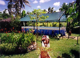 Dienstleistungen in diesem Tonga Resort beinhalten ein Schwimmbecken in einem Exotischen Garten.