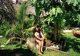 Heilala Holiday Lodge's traditionelle Fales liegen in einem botanischen Garten.  Erleben Sie die Tonga Kultur in unserem Tonga Resort!